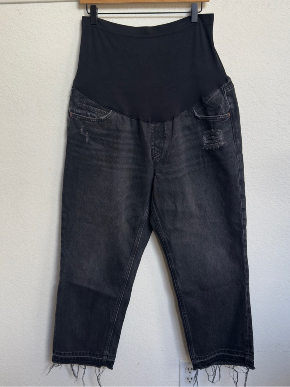 Old Navy Maternity Full Panel Slouchy Straight Cut-Off
Black Jeans